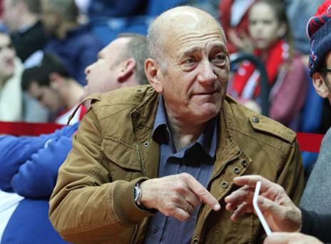 אורח בארנה, אהוד אולמרט (דני מרון)