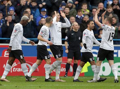 שחקני אברטון חוגגים (Getty)