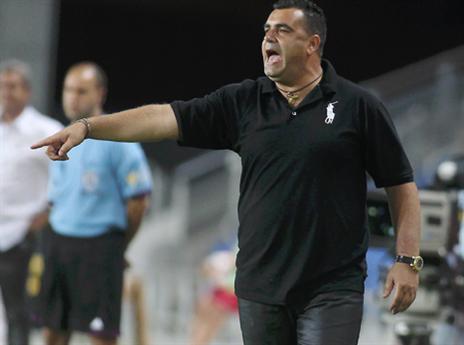 מעבה את ההגנה. קורצקי (אלן שיבר)