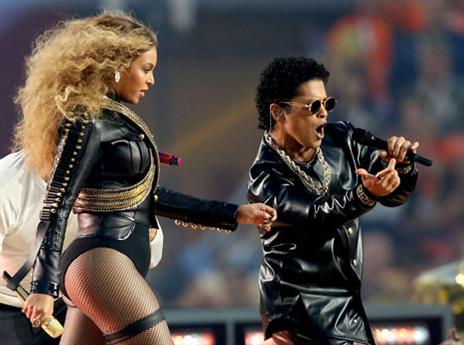 ברונו מארס וביונסה המשיכו משם (Getty)