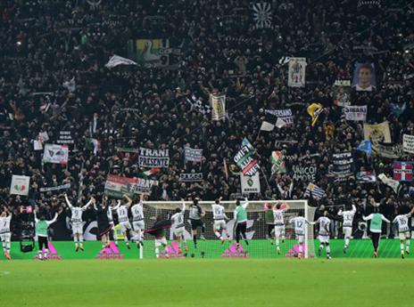 הצמרת באיטליה התהפכה (AFP)