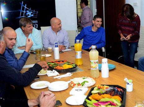 התחיל בחיוכים (צילום: מנהלת הליגות בכדורגל)