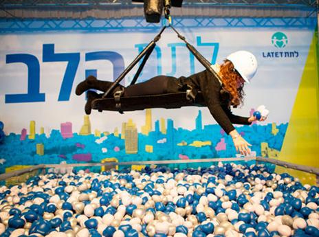 המתחם השני, מכונת איסוף בובות אנושית