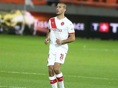 יוסט לעמדה לא טבעית עבורו. ידין (אלן שיבר)