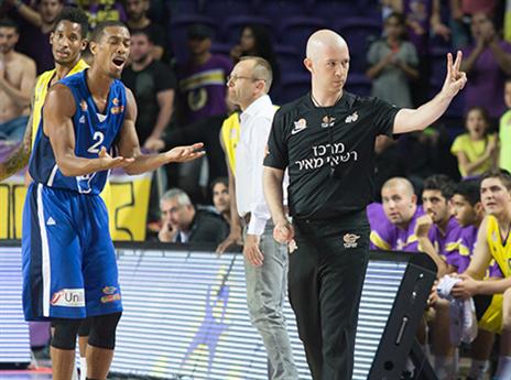 דניס מתלונן (מנהלת הליגה)