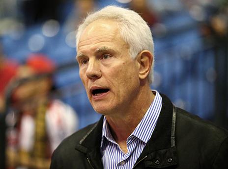 מיץ' קאפצ'ק, הג'נרל מנג'ר של הלייקרס, התמקם בארנה כדי לצפות בבנדר