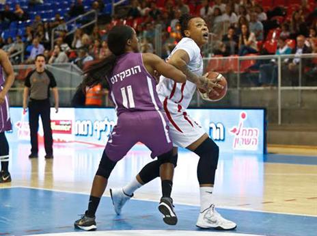 הופקינס. רשמה דאבל-דאבל (מנהלת הליגה)