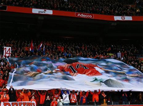 הדגל לזכרו של קרויף במשחק של נבחרת הולנד (Getty)