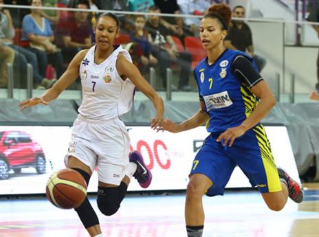 קלארק (מימין) מול גרדנר (מנהלת ליגת הנשים)