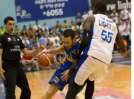 יבזורי מנסה לעבור את אנג'איי (עודד קרני)