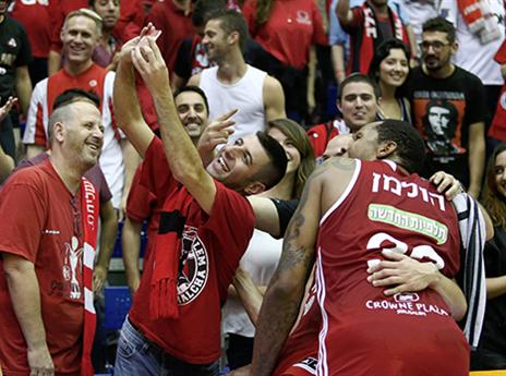 הולמן בסלפי מרגש עם האוהדים (אלן שיבר)