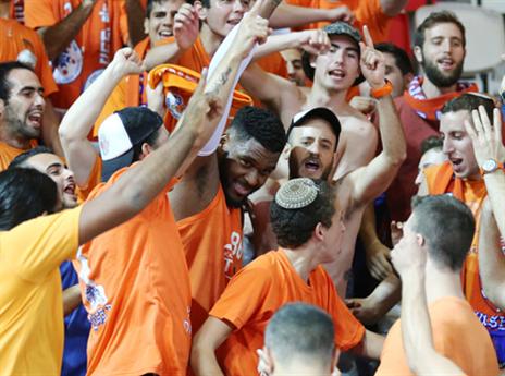 "אנשים קנו כרטיסים כדי לראות הצגה" (צילום: אלן שיבר)