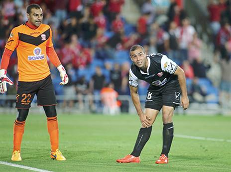 קנדיל ואבו סלאח. ביקורת על ההגנה (צילום: אלן שיבר)