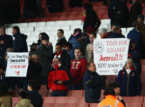 הקהל שהגיע הניף שלטים נגד ונגר (GETTYIMAGES)