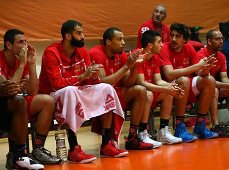 הספסל של הפועל. מתקצר מרגע לרגע (מנהלת הליגה)