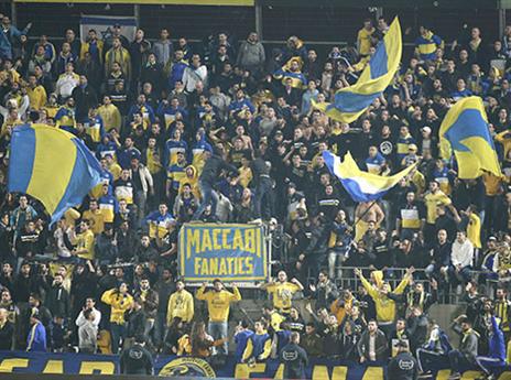 "שחצנים, יהירים, 'אני מעל כולם'". אוהדי מכבי ת"א (צילום: אלן שיבר)