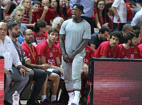 רובינסון. לא יכול לעזור לחברים שלו (אלן שיבר)