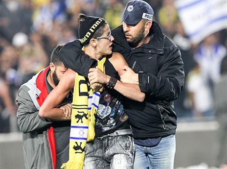 אוהד בית"ר שנתפס על הדשא. אלי טביב זעם (צילום: דני מרון)