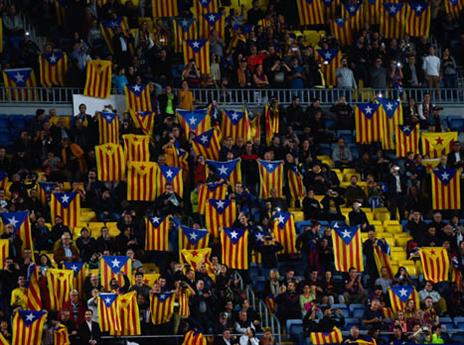 האוהדים יוכלו להכניס דגלי קטאלוניה (Getty)