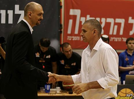 טבק עם גורקה. "הרצליה תבוא להילחם על הכבוד" (צילום: אלן שיבר)