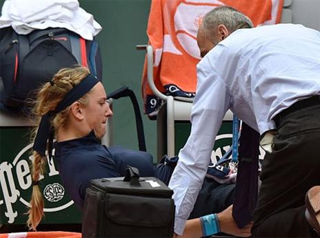 אזרנקה מקבלת טיפול. בסוף היא פרשה (Getty)