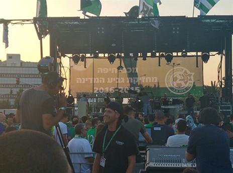 חיפה לבשה חג