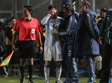 מסי לאחר שנפגע מול הונדורס (GETTY)