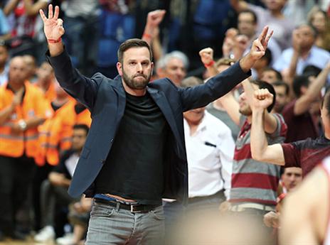 אלון. חגג על הפרקט בסיום (אלן שיבר)