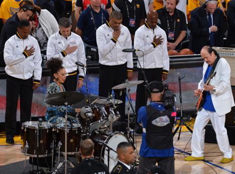 סנטנה הגיע לשיר את ההמנון (gettyimages)