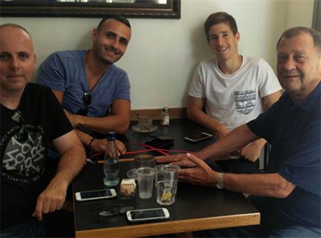 דוידוב במעמד החתימה