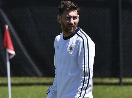 תמיד נראה מוזר על הספסל. מסי (getty)