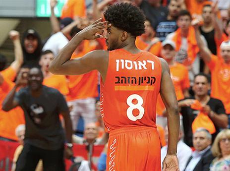 דוסון חגג על האלופה היוצאת (אלן שיבר)