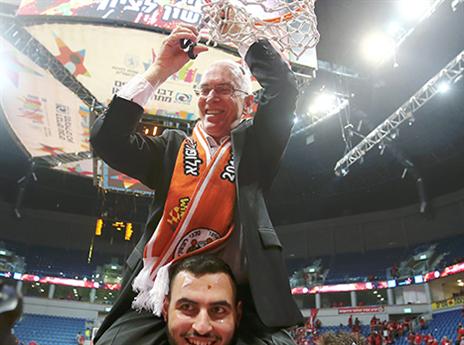 שיבק גוזר לראשונה רשתות בישראל (צילום: אלן שיבר)