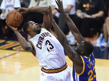 תומפסון נלחם מתחת לסל (GETTY)