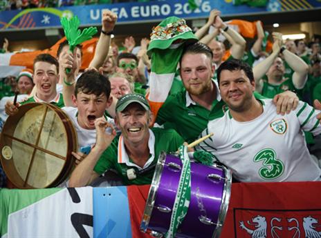 הביאו שמחה יוצאת דופן. האוהדים האירים (getty)