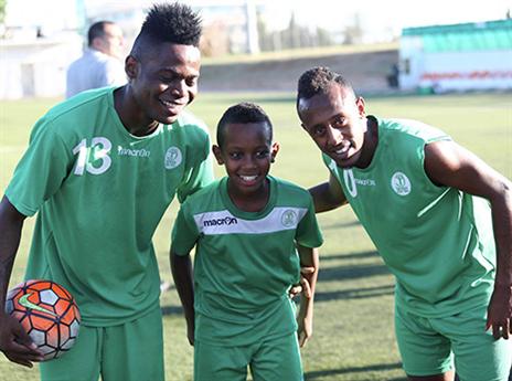 איילה וצ'יבוטה עם מעריץ (אלן שיבר)