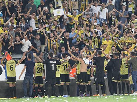 הקהל של בית"ר חגג בסיום (דני מרון)