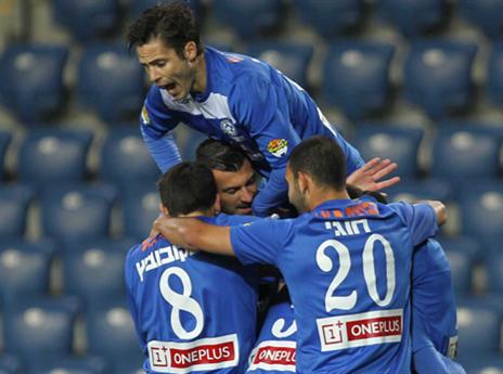 שחקני מכבי פ"ת. מצאו לעצמם יריבה חדשה במחנה