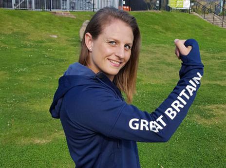 אליס שלזינגר. חשפה את המדים