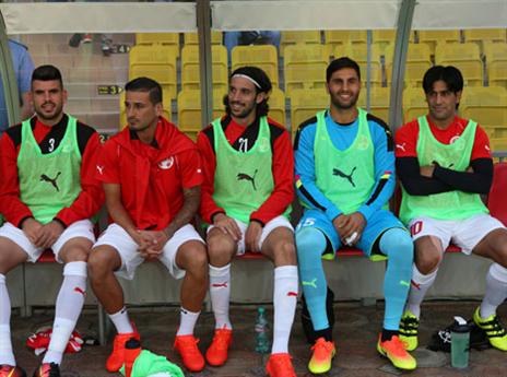 בוזגלו על הספסל. ב"ש סוערת (צילום: אודי ציטיאט)