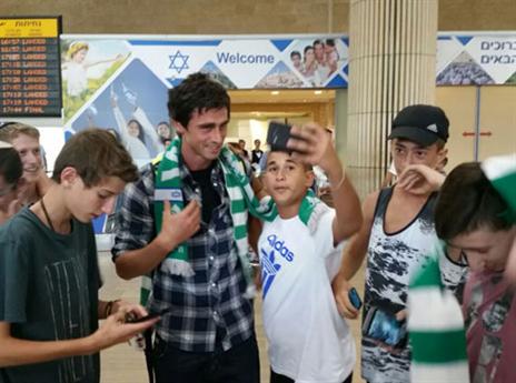 ואצק עם האוהדים אחרי הנחיתה בארץ
