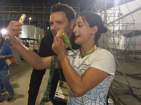 סלפי עם המדליה (צילום: הוועד האולימפי)