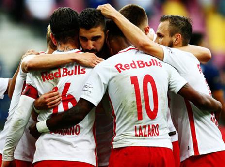 מואנס חוגג עם חבריו (הטוויטר של זלצבורג)