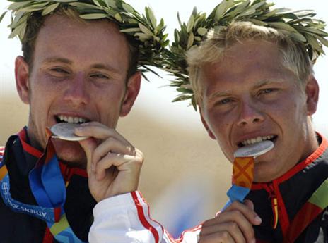 הנסה (מימין) עם מדליית הכסף באתונה (gettyimages)