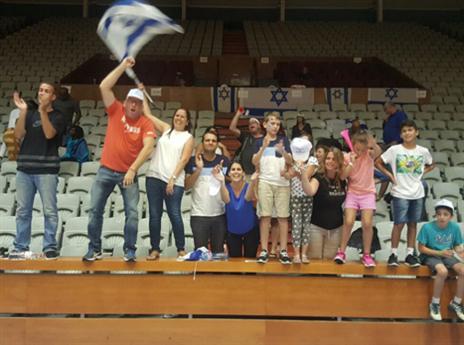 גם קהל ישראלי ליווה את הנבחרת (צילום: איגוד הכדורסל)