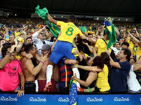 ראפינייה קופץ לתוך הקהל המאושר (Getty)