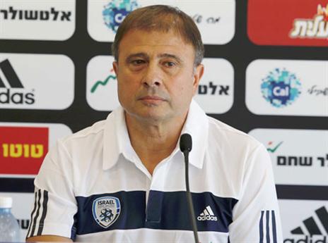מאמן הנבחרת אלישע לוי (אלן שיבר)