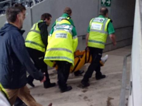 אוהד יונייטד מפונה אחרי ששבר את רגלו (מתוך טוויטר)