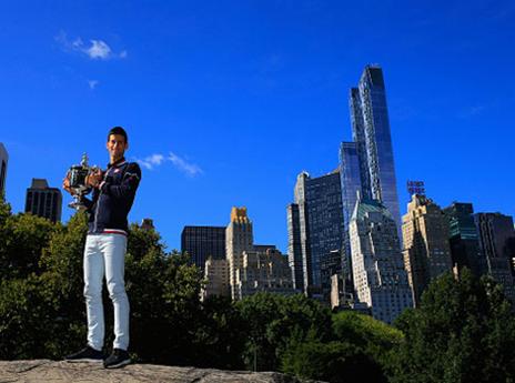 ג'וקוביץ' עם התואר ב-2015. יצליח לשמור עליו? (Getty)