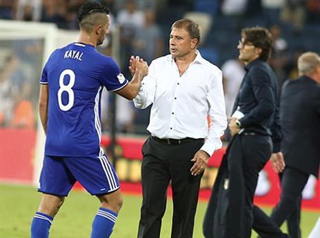 לוי עודד את השחקנים (צילום: אלן שיבר)